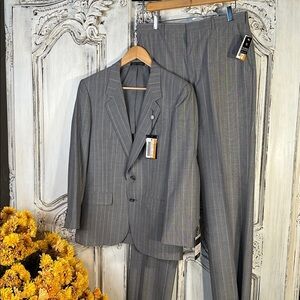 Men’s NWT Gray Pinstripe Lightweight Two Pc Wool Blend Suit